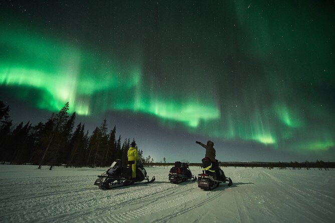 3-hours-snowmobiling-under-auroras-and-night-sky