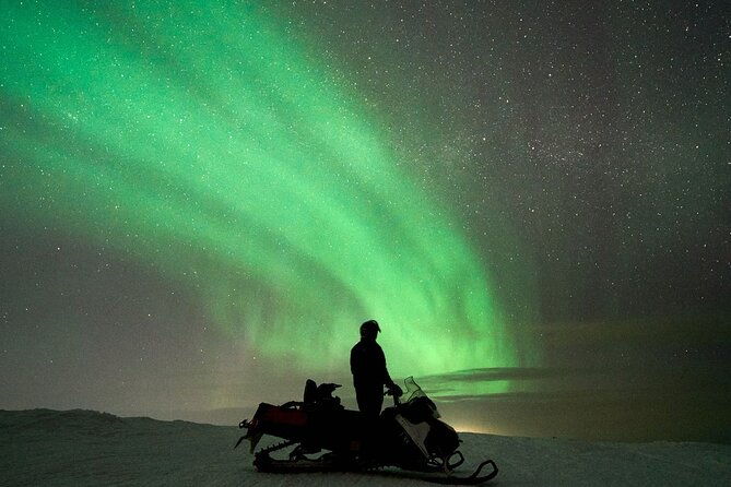 3-hours-snowmobiling-under-auroras-and-night-sky