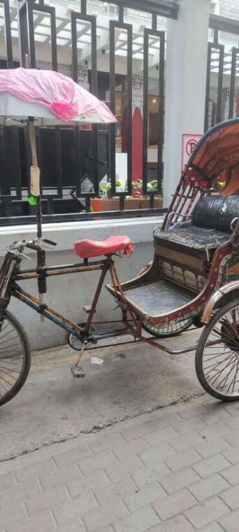 3-hours-thamel-sightseeing-tour-by-rickshaw-in-kathmandu