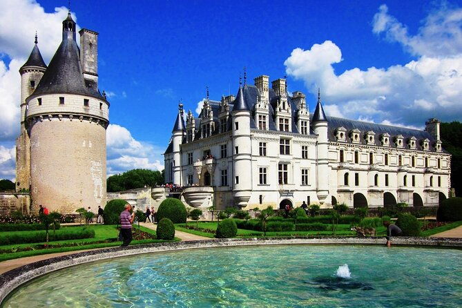 3-loire-castles-live-guided-small-group-trip-by-minivan-winery