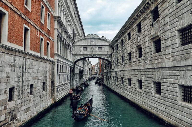 30-minutes-enchanting-gondola-ride-on-the-grand-canal