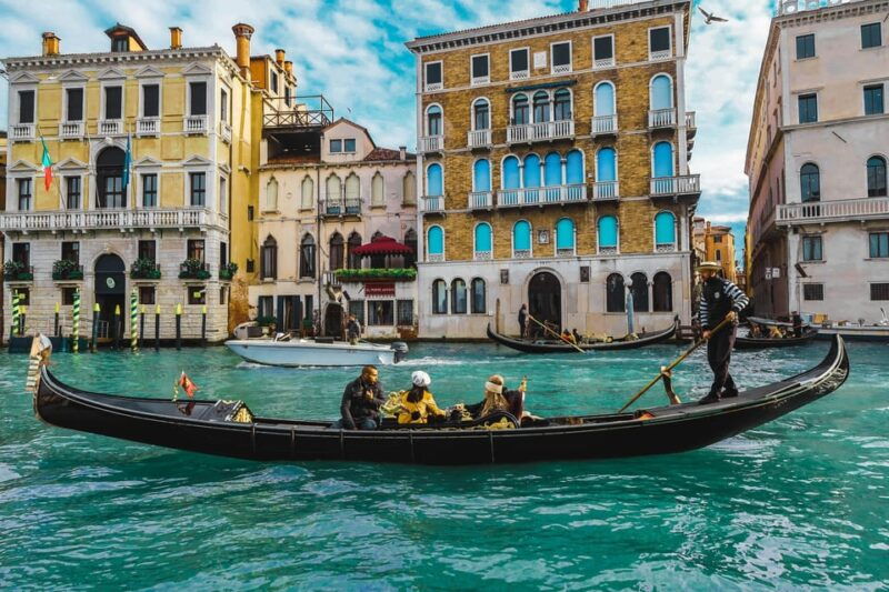 30-minutes-enchanting-gondola-ride-on-the-grand-canal