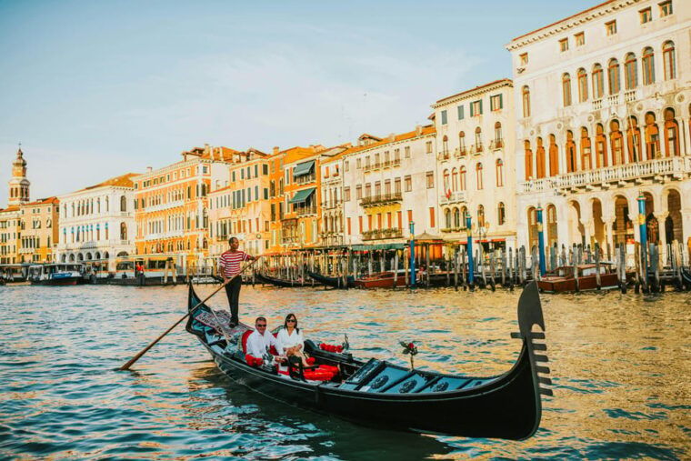 30-minutes-enchanting-gondola-ride-on-the-grand-canal