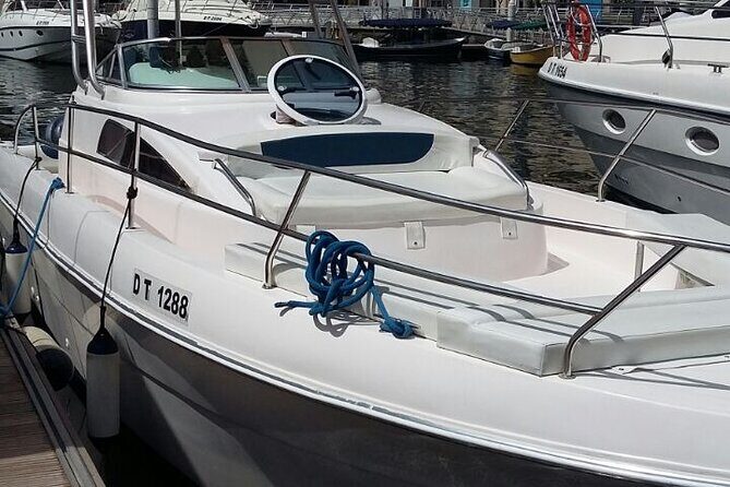 33ft. Yacht Rental on New Year's Eve around Dubai Palm - Key Points
