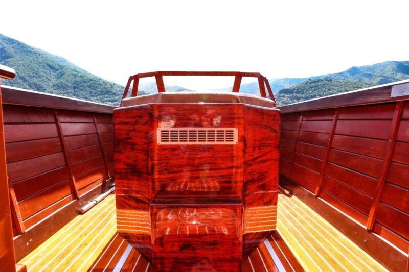 3h-lake-como-privateorsharedtour-on-woodenboat-como-bellagio