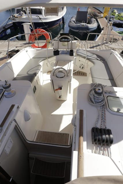3h-whale-watching-private-tour-beneteau-oceanis-440