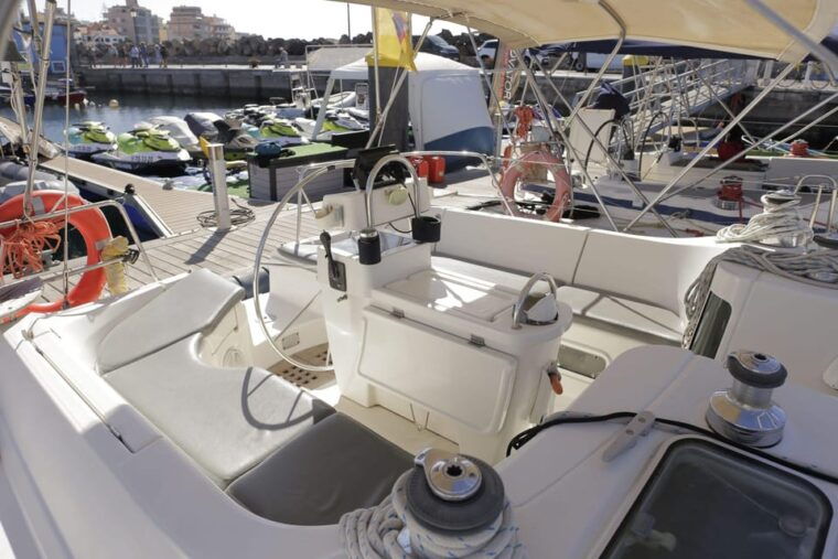 3h-whale-watching-share-tour-beneteau-oceanis-440
