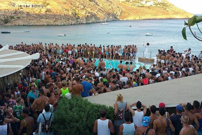 4-hour-day-party-at-beach-clubs-in-mykonos