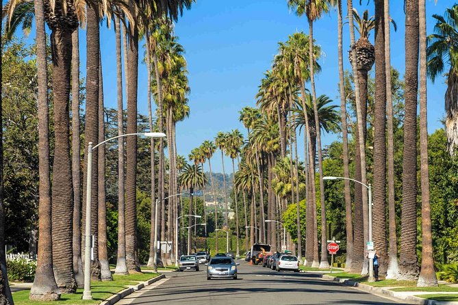 4-hour-private-limo-tour-of-los-angeles-by-a-tv-personality-with-free-drinks