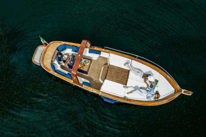4-hours-private-boat-touron-como-lake-bellagio-wood-boat