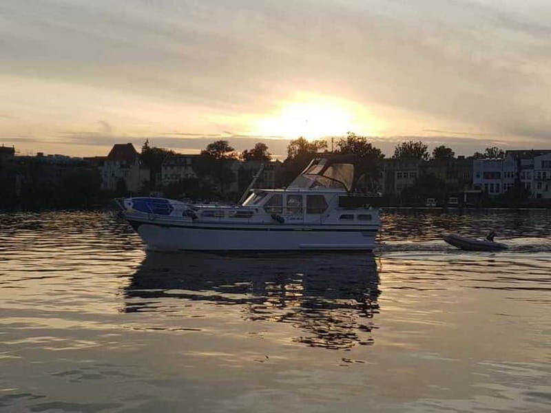 4 hours Private Romantic Boat Cruise for 2 - Wine included - The Practical Details