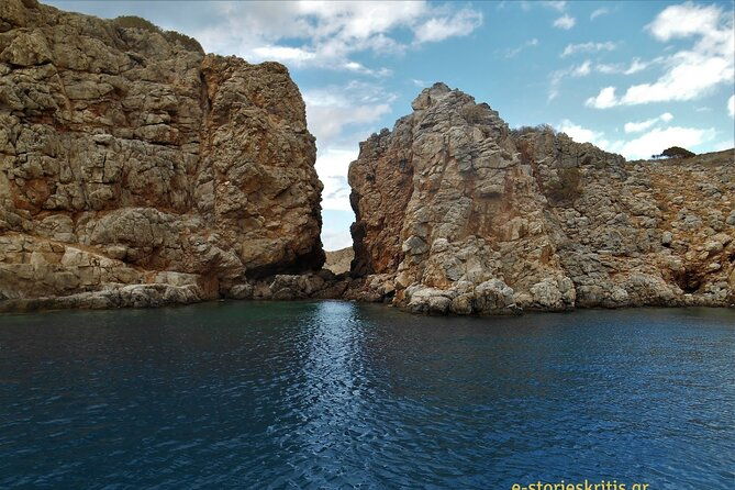 4-hours-vip-private-cruise-with-9-meter-luxury-inflatable-boat-with-skipper