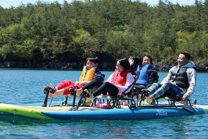 4-seat-boat-experience-on-the-lake-with-a-view-of-mt-fuji