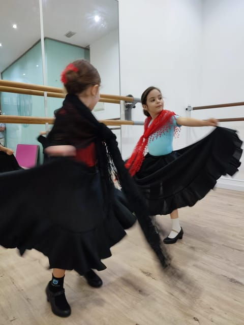 45-minutes-flamenco-dance-class-for-family-in-malaga-3