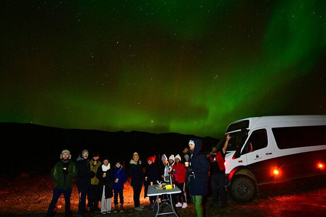 4x4-minibus-northern-lights-with-photo-and-snacks-from-reykjavik