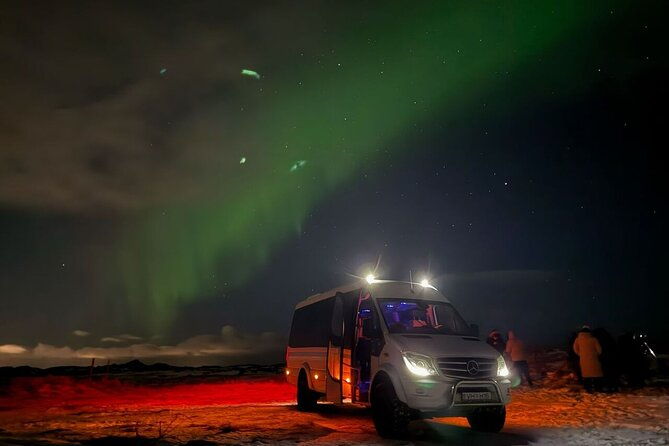 4x4-minibus-northern-lights-with-photo-and-snacks-from-reykjavik