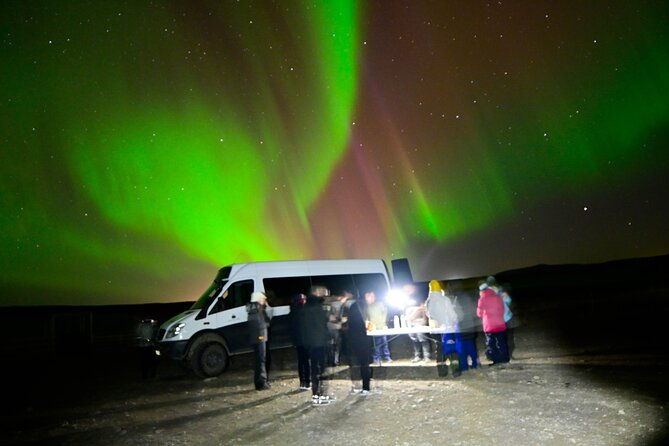 4x4-minibus-northern-lights-with-photo-and-snacks-from-reykjavik