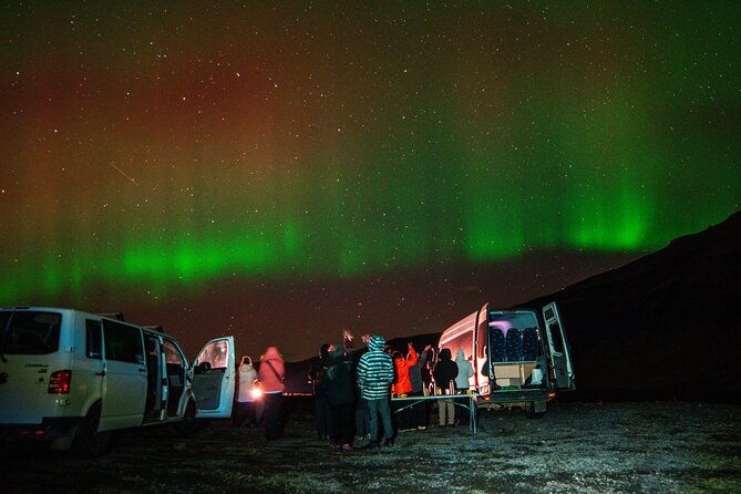 4x4-minibus-northern-lights-with-photo-and-snacks-from-reykjavik