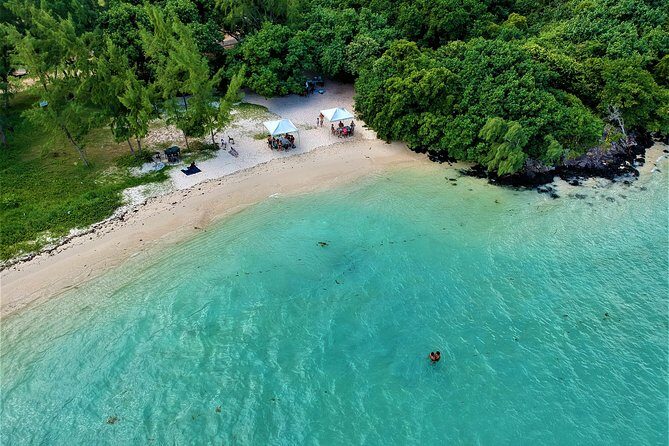 5 Islands Speedboat Cruise incl. Snorkeling in Blue Bay + Lunch at Ile aux Cerfs - Key Points