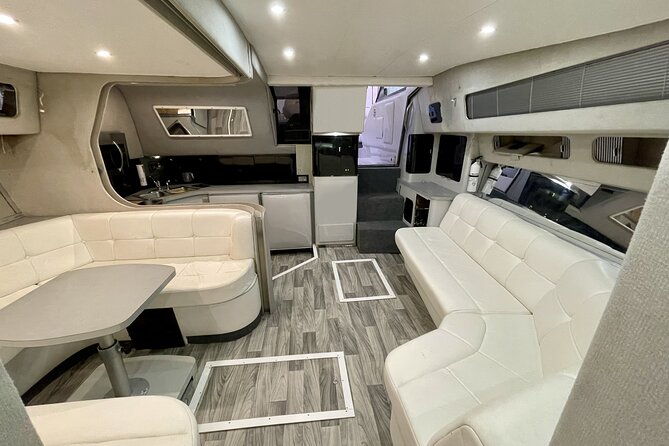 50ft-luxury-yacht-tour-in-miami-beach-captain-champagne-party-2
