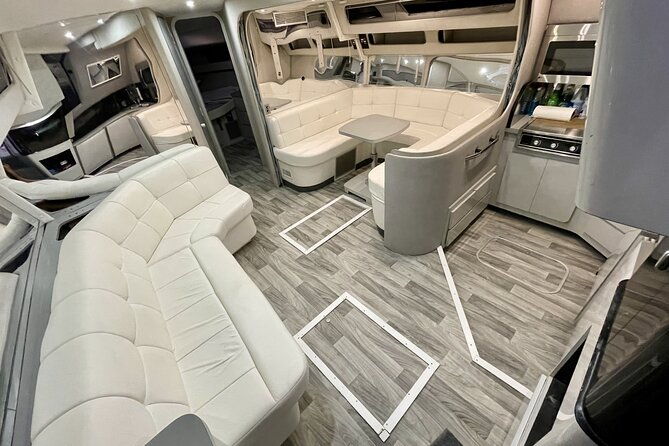 50ft-luxury-yacht-tour-in-miami-beach-captain-champagne-party-2