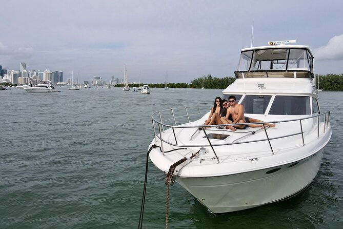 52-yacht-rental-in-miami-beach-with-experienced-captain