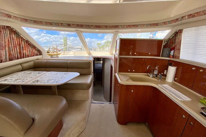 52-yacht-rental-in-miami-beach-with-experienced-captain