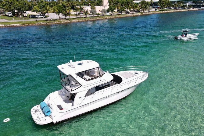 52-yacht-rental-in-miami-beach-with-experienced-captain