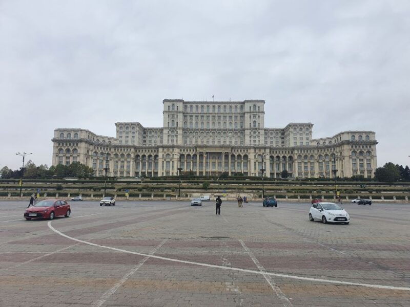 6h-communism-tour-in-bucharest-with-ceausescu-mansion