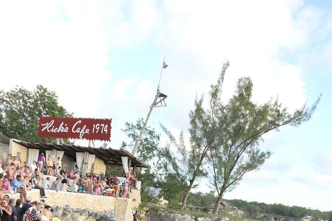 7-mile-beach-ricks-cafe-with-free-shopping-experience