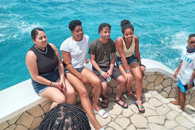 7-mile-beach-ricks-cafe-with-free-shopping-experience