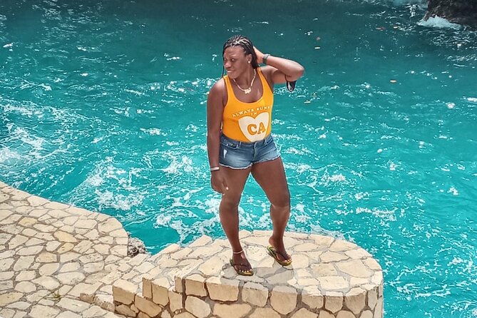 7-mile-beach-ricks-cafe-with-free-shopping-experience