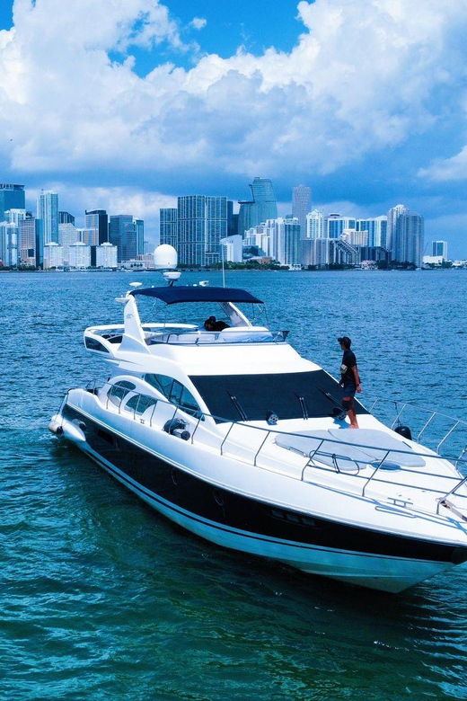 70ft-azimut-available-in-miami-for-up-to-13-people