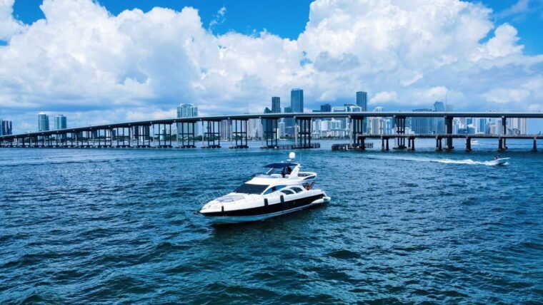 70ft-azimut-available-in-miami-for-up-to-13-people