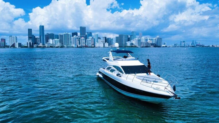 70ft-azimut-available-in-miami-for-up-to-13-people