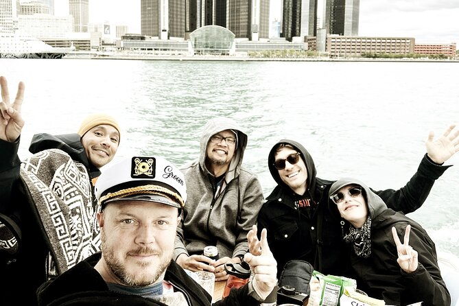 75-minutes-detroit-river-belle-isle-breeze-electric-cruise