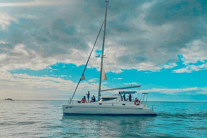 8-hour-all-inclusive-catamaran-sailing-tour-from-tamarindo