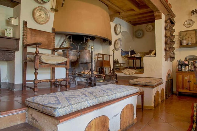 A 16th-century farmhouse between the Crete Senesi and Val d'Orcia, a tour through history and wine. - Key Points