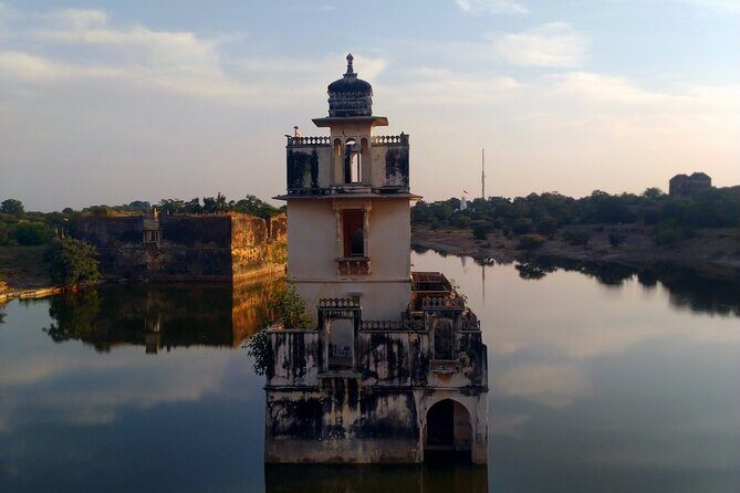 A Day Trip of Chittorgarh Fort from Udaipur with Guide Service - Who Should Consider This Tour?
