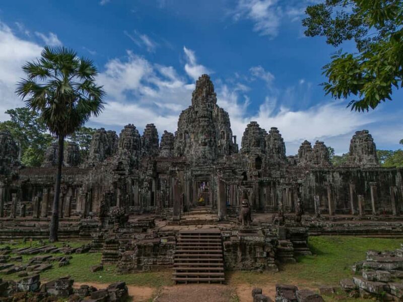 A day with a Portuguese-speaking guide to the temples of Angkor. - The Atmosphere of Ta Prohm
