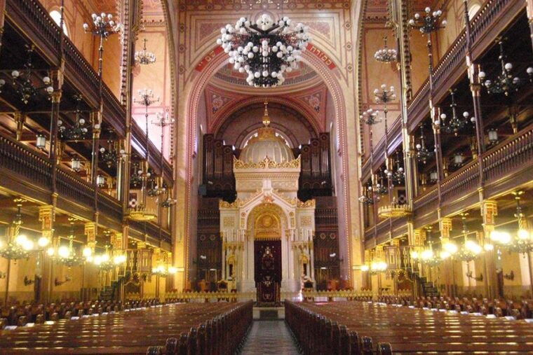 a-journey-through-jewish-budapest-walking-tour-5