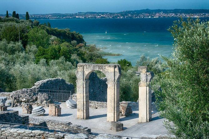 a-walking-tour-and-a-mini-cruise-in-sirmione