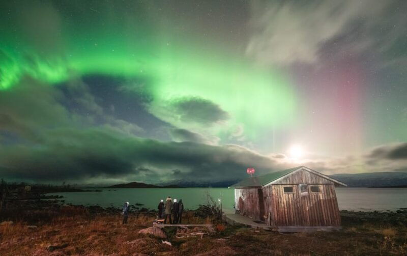 abisko-aurora-car-chasing-tour-with-photographer