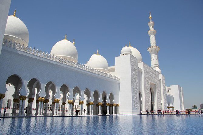 Abu Dhabi Tour in Spanish with Lunch from Dubai - Yas Island and Ferrari World