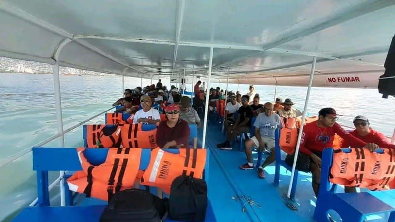 acapulco-crystal-bottom-boat-tour-to-la-roqueta-island