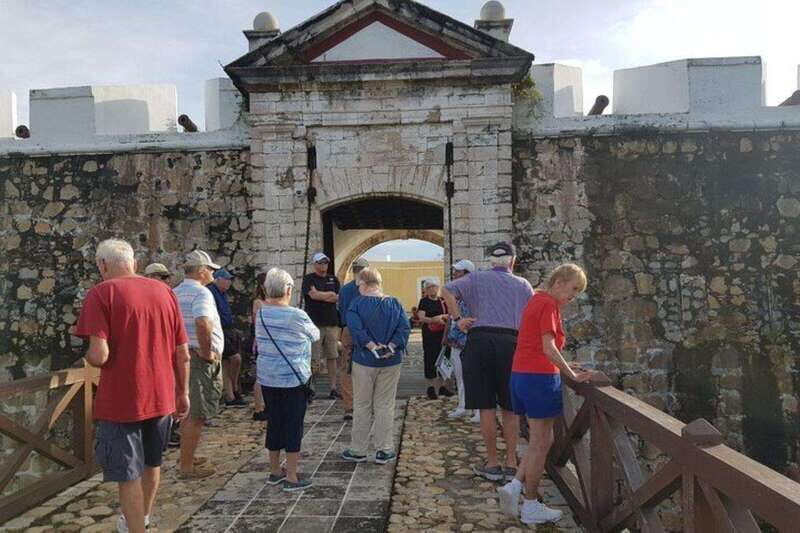 -Acapulco: Historical City Tour with Market Visit & Lunch - Who Will Love This Tour?