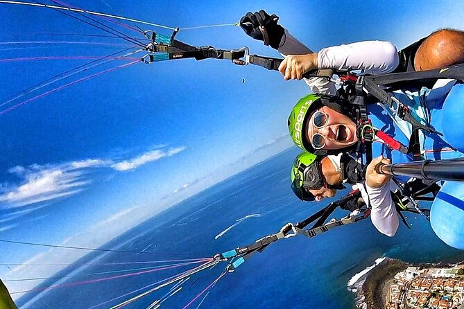 acrobatic-paragliding-tandem-flight-above-south-tenerife