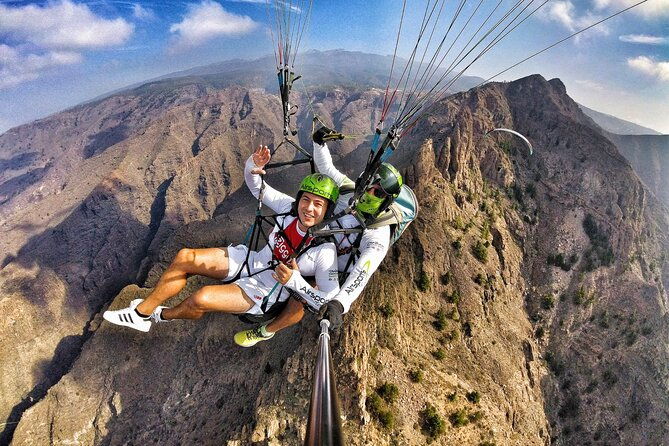 acrobatic-paragliding-tandem-flight-above-south-tenerife