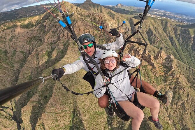 acrobatic-paragliding-tandem-flight-above-south-tenerife