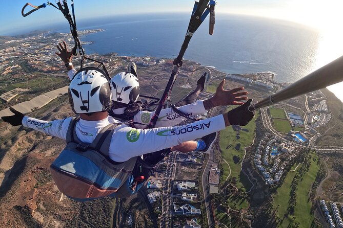 acrobatic-paragliding-tandem-flight-above-south-tenerife
